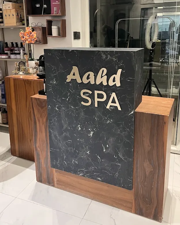 L'accueil d'Aahd Spa, comptoir en marbre noir au nom du spa